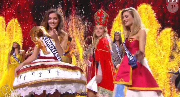 Les 30 Miss en costume régional pour l'ouverture - Concours Miss France 2018. Sur TF1, le 16 décembre 2017.