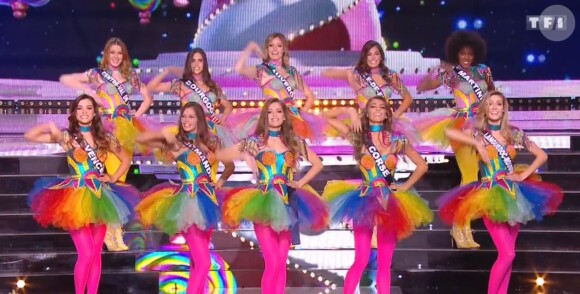 Les 30 Miss en tenue de fête forraine - Concours Miss France 2018. Sur TF1, le 16 décembre 2017.