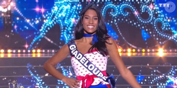 Miss Guadeloupe : Johane Matignon en tenue du 14 juillet - Concours Miss France 2018. Sur TF1, le 16 décembre 2017.