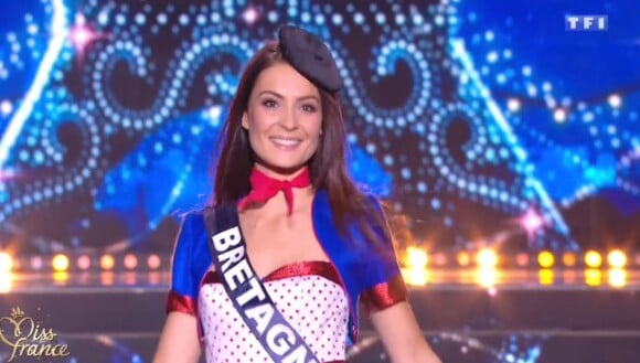 Miss Bretagne : Caroline Lemée en tenue du 14 juillet - Concours Miss France 2018. Sur TF1, le 16 décembre 2017.