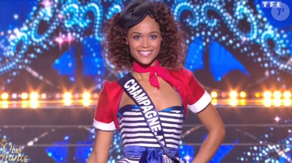 Miss Champagne-Ardenne : Safiatou Guinot en tenue du 14 juillet - Concours Miss France 2018. Sur TF1, le 16 décembre 2017.
