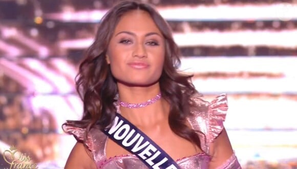 Miss Nouvelle-Calédonie : Levina Naopléon en tenue de fête de la musique - Concours Miss France 2018. Sur TF1, le 16 décembre 2017.