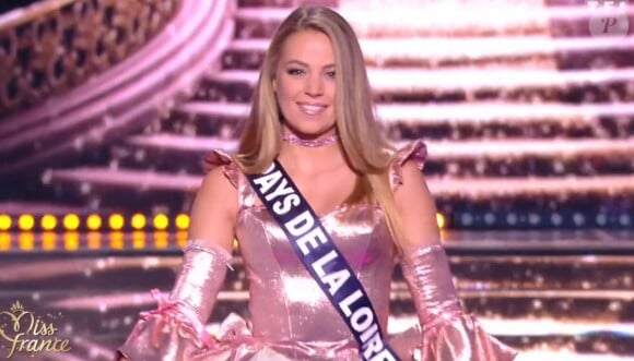 Miss Pays de Loire : Chloé Guémard en tenue de fête de la musique - Concours Miss France 2018. Sur TF1, le 16 décembre 2017.