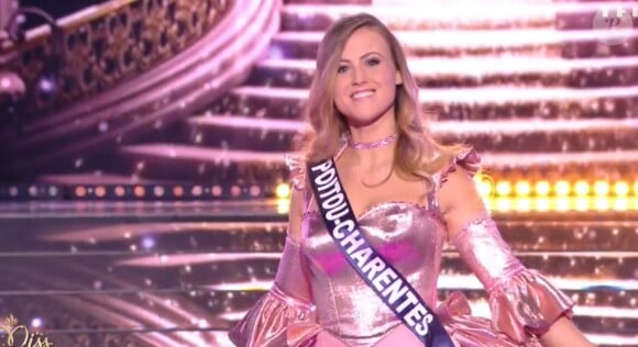 Miss Poitou-Charentes : Ophélie Forgit en tenue de fête de la musique - Concours Miss France 2018. Sur TF1, le 16 décembre 2017.