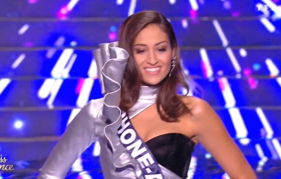 Miss Rhône-Alpes : Dalida Benaoudia en tenue de fête de la musique - Concours Miss France 2018. Sur TF1, le 16 décembre 2017.