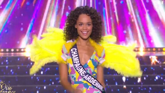 Miss Champagne-Ardenne : Safiatou Guinot en maillot de bain  - Concours Miss France 2018. Sur TF1, le 16 décembre 2017.