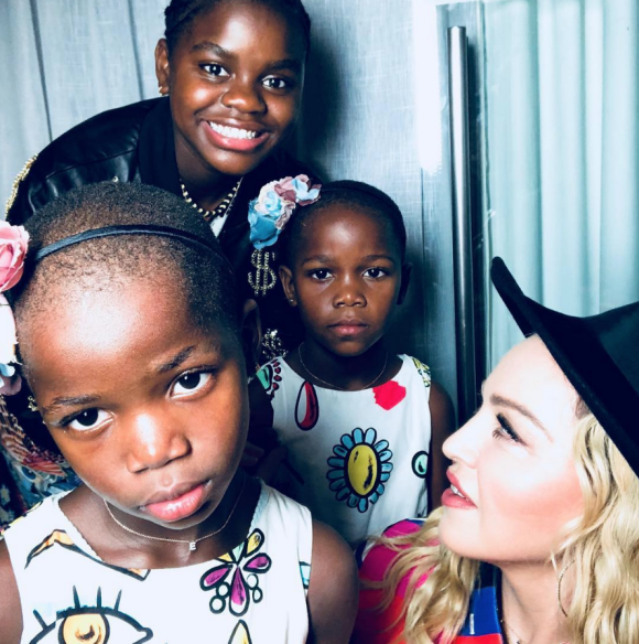 Estere et Stella avec leur grande soeur Mercy et leur mère Madonna sur Instagram, le 24 octobre 2017