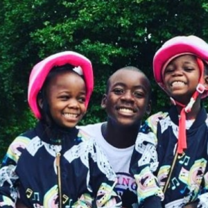 Estere et Stella avec leur grand frère David sur Instagram, le 10 août 2017.
