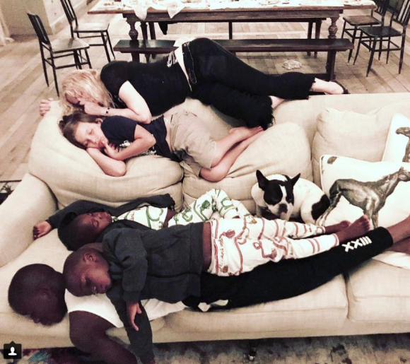 Madonna fait la sieste avec ses enfants, le 29 juin 2017.