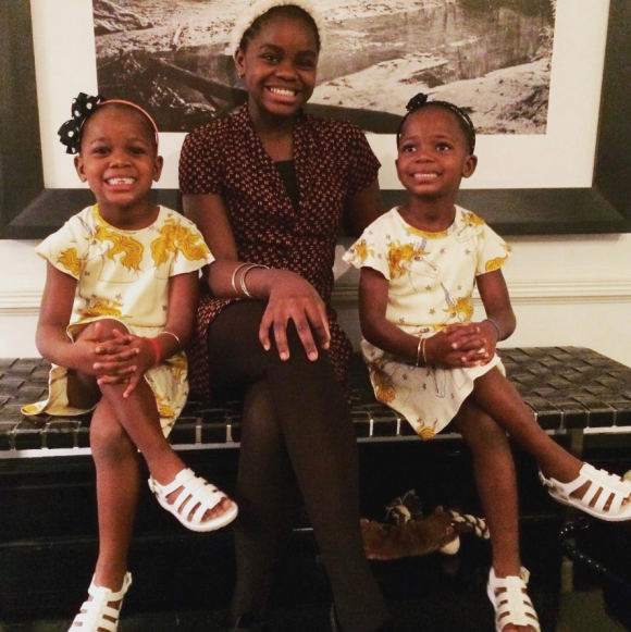Estere et Stella avec leur grande soeur Mercy sur Instagram, le 14 mai 2017.