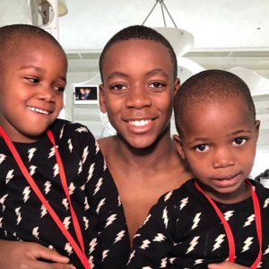 Estere et Stella avec leur grand frère David sur Instagram, le 14 mars 2017. Premier jour d'école pour les jumelles.