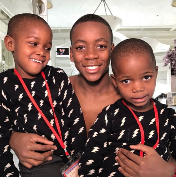 Estere et Stella avec leur grand frère David sur Instagram, le 14 mars 2017. Premier jour d'école pour les jumelles.