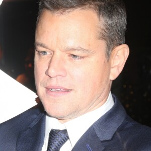 Matt Damon salue ses fans dans les rues de New York, le 11 décembre 2017