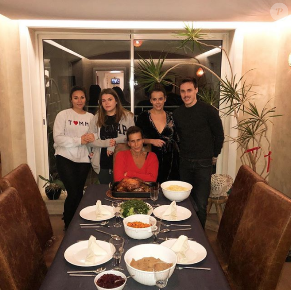 La princesse Stéphanie de Monaco avec ses filles Camille Gottlieb et Pauline Ducruet (au centre) son fils Louis et la compagne de celui-ci, Marie (à gauche), lors de Thanksgiving 2017. Photo Instagram de Pauline Ducruet.