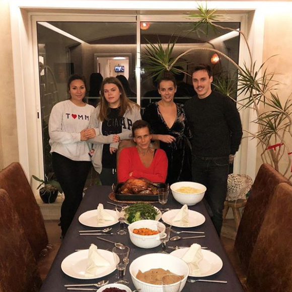 La princesse Stéphanie de Monaco avec ses filles Camille Gottlieb et Pauline Ducruet (au centre) son fils Louis et la compagne de celui-ci, Marie (à gauche), lors de Thanksgiving 2017. Photo Instagram de Pauline Ducruet.