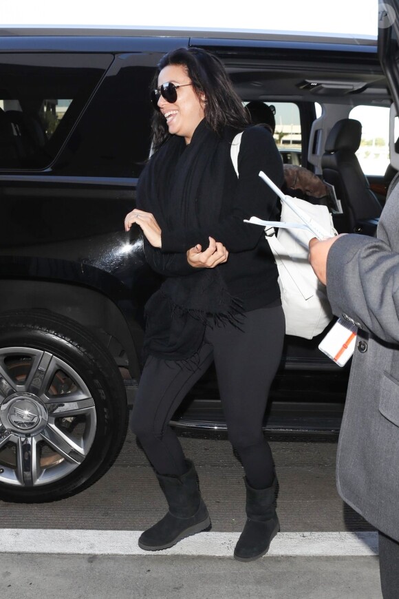 Eva Longoria arrive à l'aéroport de Los Angeles (LAX) le 1er decembre 2017.