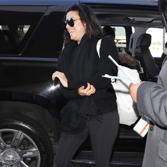 Eva Longoria arrive à l'aéroport de Los Angeles (LAX) le 1er decembre 2017.