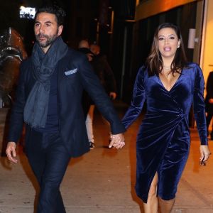 Exclusif - Eva Longoria et son mari Jose Baston sont allés dîner au restaurant Cipriani à New York. Eva porte une robe en velours bleu marine, le 21 novembre 2017.