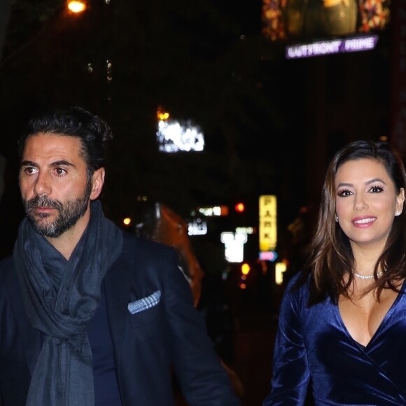 Exclusif - Eva Longoria et son mari Jose Baston sont allés dîner au restaurant Cipriani à New York. Eva porte une robe en velours bleu marine, le 21 novembre 2017.