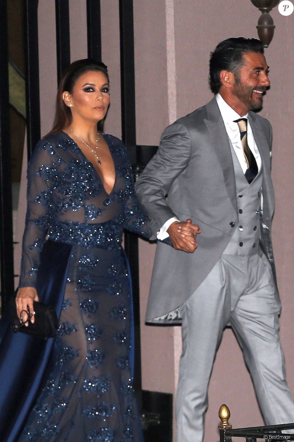 Exclusif - Eva Longoria et son mari José Baston arrivent au mariage de