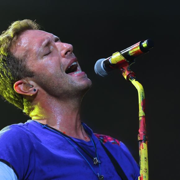 Chris Martin lors du concert de son groupe Coldplay au Stade de France à Saint-Denis, le 15 juillet 2017.