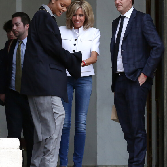 Brigitte Macron raccompagne la chanteuse Rihanna sur le perron du palais de l'Elysée, où elle a été reçue par le président, à Paris, le 26 juillet 2017 © Stéphane Lemouton / Bestimage