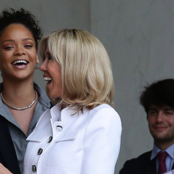 Brigitte Macron raccompagne la chanteuse Rihanna sur le perron du palais de l'Elysée, où elle a été reçue par le président, à Paris, le 26 juillet 2017 © Stéphane Lemouton / Bestimage