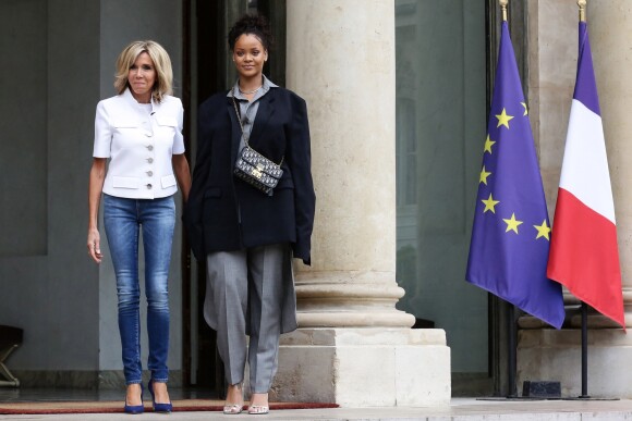 Brigitte Macron raccompagne la chanteuse Rihanna sur le perron du palais de l'Elysée, où elle a été reçue par le président, à Paris, le 26 juillet 2017 © Stéphane Lemouton / Bestimage