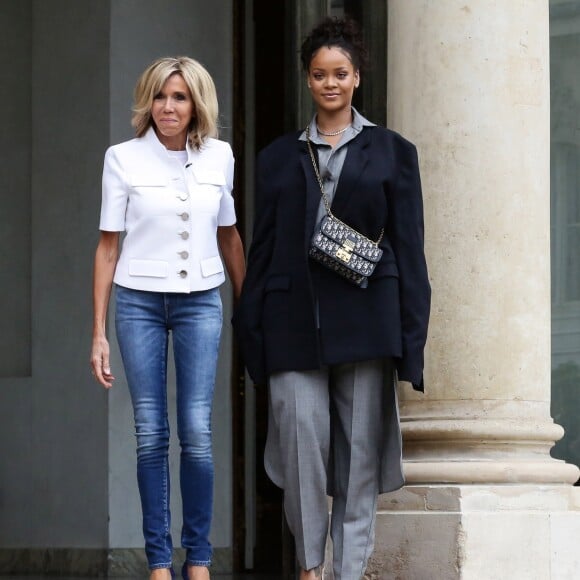 Brigitte Macron raccompagne la chanteuse Rihanna sur le perron du palais de l'Elysée, où elle a été reçue par le président, à Paris, le 26 juillet 2017 © Stéphane Lemouton / Bestimage