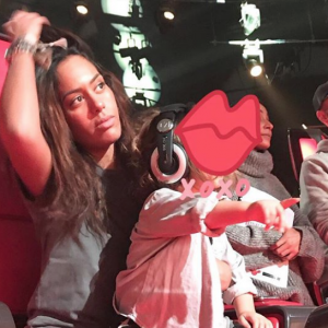 Amel Bent et sa fille Sofia sur le tournage de "The Voice Kids" le 22 décembre 2017.