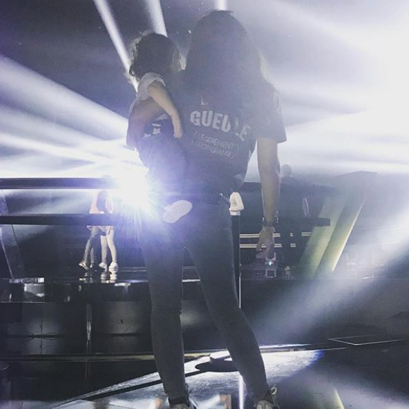 Amel Bent et sa fille Sofia sur le tournage de "The Voice Kids" le 22 décembre 2017.