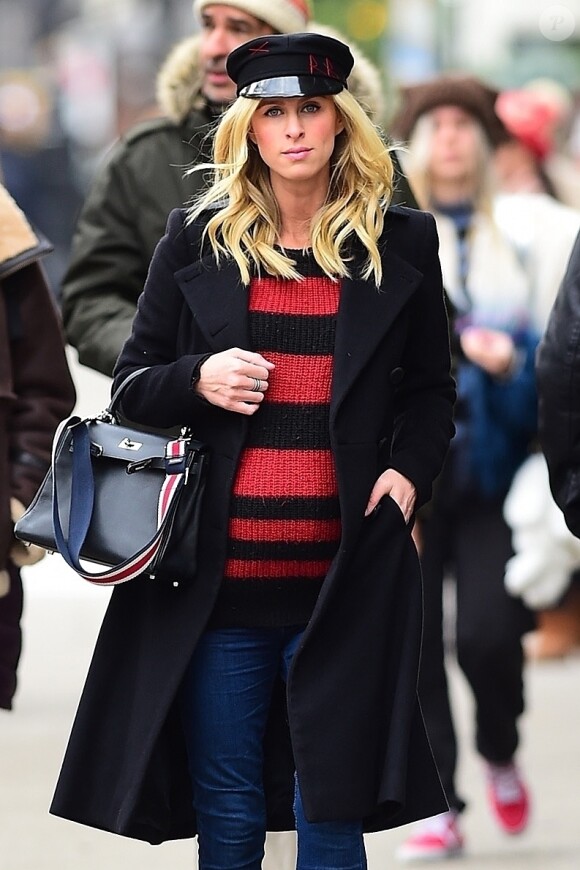 Nicky Hilton Rothschild (enceinte) se balade seule dans la rue à New York le 19 décembre 2017.