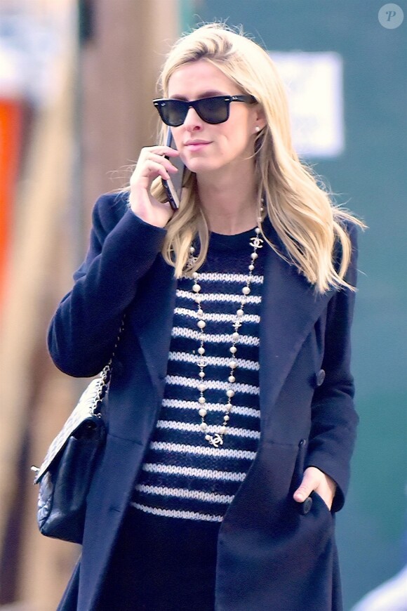 Nicky Hilton Rothschild (enceinte) téléphone en marchant dans la rue à New York le 18 décembre 2017.