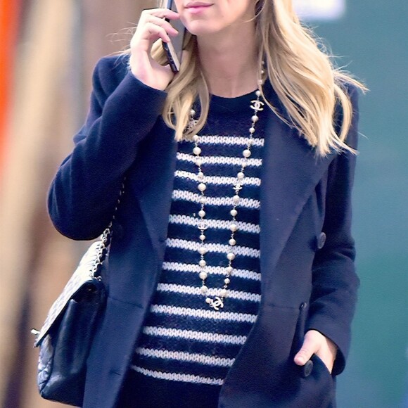 Nicky Hilton Rothschild (enceinte) téléphone en marchant dans la rue à New York le 18 décembre 2017.