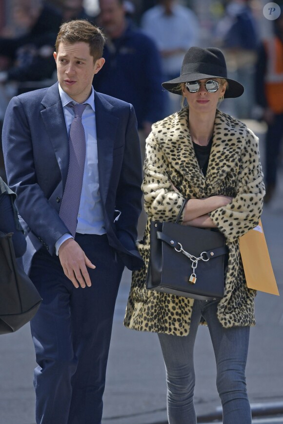 Exclusif - Nicky Hilton Rothschild se balade avec son mari James Rothschild dans le quartier de Manhattan à New York. Le 14 avril 2017