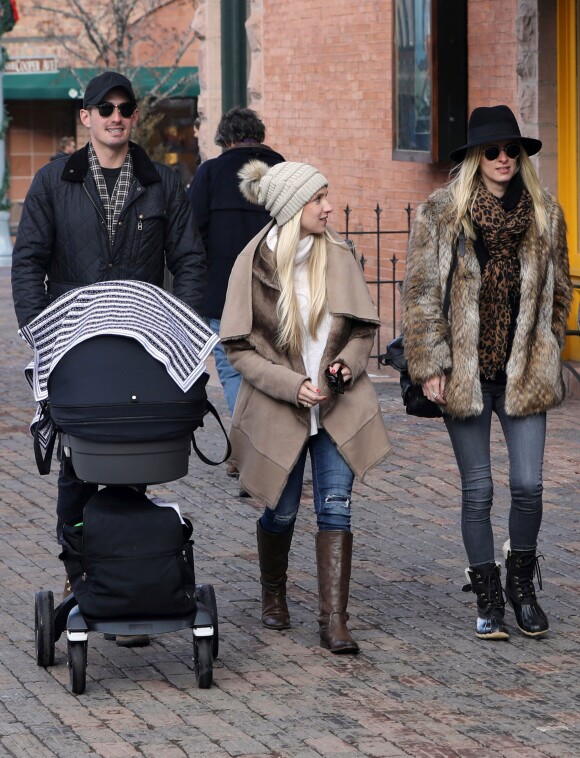 Exclusif - Nicky Hilton se promène avec son mari James Rothschild, leur fille Lily Grace en poussette et la soeur de James Victoria Rothschild à Aspen le 30 décembre 2016