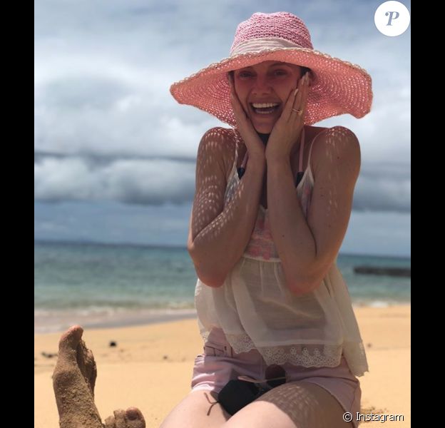 Elle Evans a révélé le 24 décembre 2017 sur Instagram que Matt Bellamy (Muse) l'a demandée en mariage lors des vacances les plus romantiques de leur vie dans les Îles Fidji, quelques jours après son anniversaire le 9 décembre.