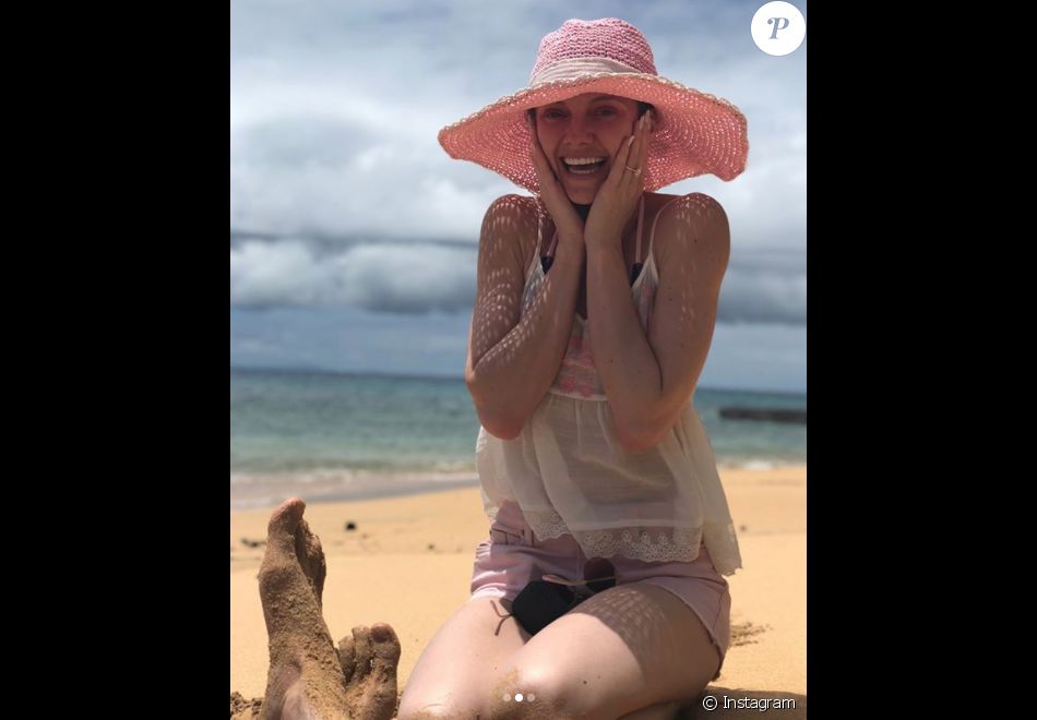 Elle Evans a révélé le 24 décembre 2017 sur Instagram que Matt Bellamy (Muse) l&#039;a demandée en mariage lors des vacances les plus romantiques de leur vie dans les Îles Fidji, quelques jours après son anniversaire le 9 décembre.