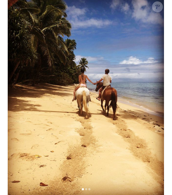 Elle Evans a révélé le 24 décembre 2017 sur Instagram que Matt Bellamy (Muse) l'a demandée en mariage lors des vacances les plus romantiques de leur vie dans les Îles Fidji, quelques jours après son anniversaire le 9 décembre.