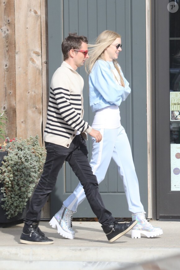 Exclusif - Matt Bellamy et Elle Evans ont fait des emplettes chez "Trancas Country Market" puis ont déjeuné à Malibu, le 22 décembre 2017, rentrés de leurs vacances de rêve dans les Îles Fidji, où le rockeur de Muse a demandé sa compagne en mariage.
