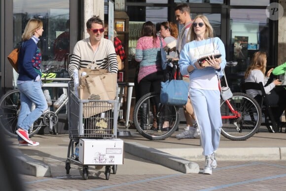 Exclusif - Matt Bellamy et Elle Evans ont fait des emplettes chez "Trancas Country Market" puis ont déjeuné à Malibu, le 22 décembre 2017, rentrés de leurs vacances de rêve dans les Îles Fidji, où le rockeur de Muse a demandé sa compagne en mariage.