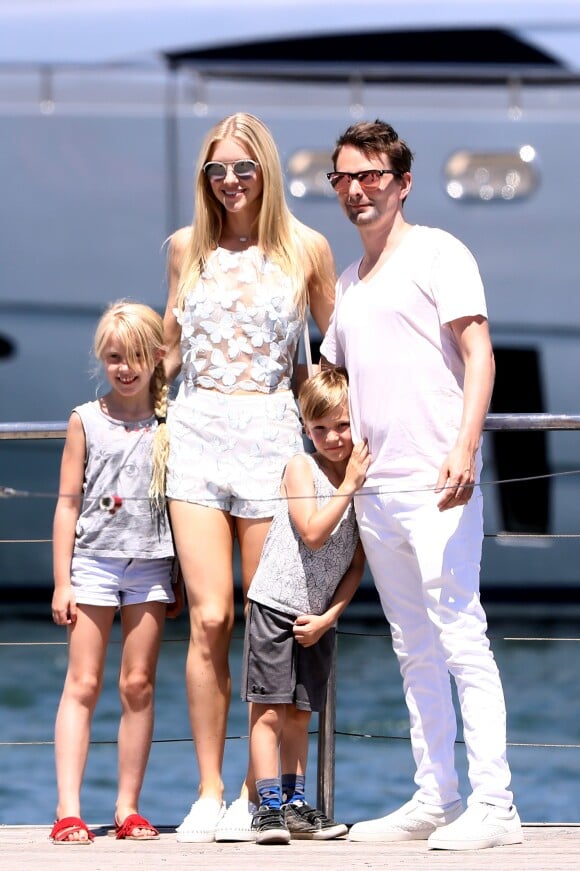 Semi Exclusif - Matthew Bellamy (Muse) et Elle Evans se baladent sur le port de Saint-Tropez avec le fils du rockeur et de son ex Kate Hudson, Bingham, le 6 juillet 2017.