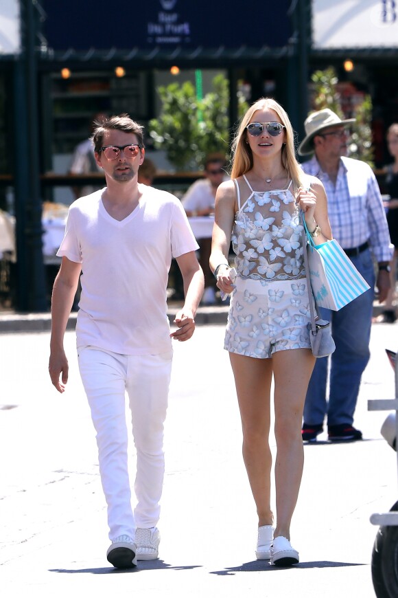 Semi Exclusif - Matthew Bellamy (Muse) et sa compagne Elle Evans se baladent sur le port de Saint-Tropez le 6 juillet 2017.
