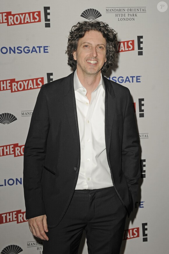 Mark Schwahn, scénariste et producteur exécutif des séries "Les Frères Scott" et "The Royals". Viré de la série "The Royals" en décembre 2017.