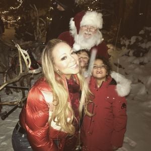 Mariah Carey, ses enfants Moroccan et Monroe et le Père Noël fêtent le réveillon à Aspen. Décembre 2017.