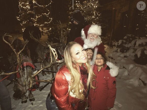 Mariah Carey, ses enfants Moroccan et Monroe et le Père Noël fêtent le réveillon à Aspen. Décembre 2017.