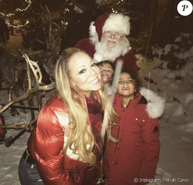 Mariah Carey, ses enfants Moroccan et Monroe et le Père Noël fêtent le réveillon à Aspen. Décembre 2017.