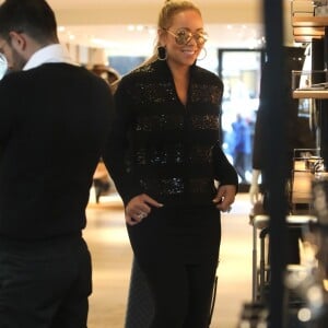 Mariah Carey et son compagnon Bryan Tanaka au magasin Louis Vuitton, à Aspen. Le 23 décembre 2017.