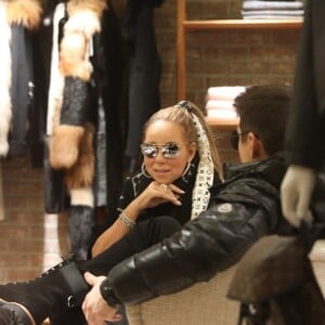 Mariah Carey et son compagnon Bryan Tanaka au magasin Louis Vuitton, à Aspen. Le 23 décembre 2017.