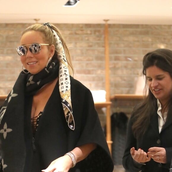 Mariah Carey et son compagnon Bryan Tanaka au magasin Louis Vuitton, à Aspen. Le 23 décembre 2017.